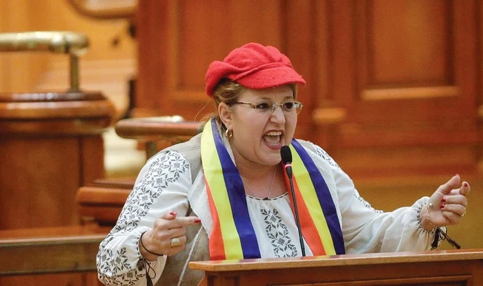 Diana Șoșoacă, amendată la domiciliu de jandarmi. Politiciana contestă legalitatea procedurii
