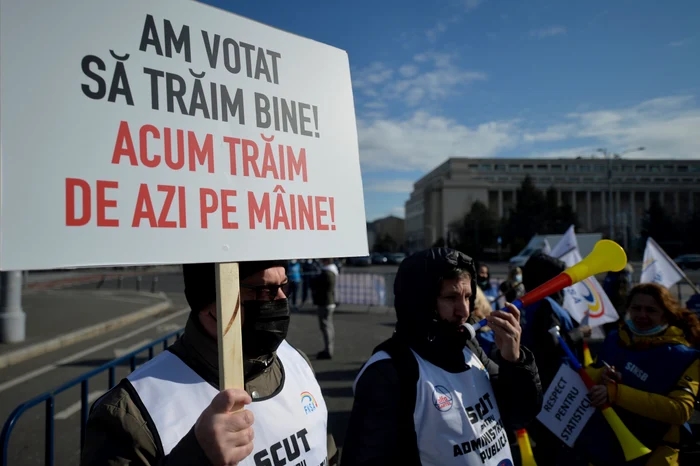 Statul economisește 1,4 miliarde de lei prin concedieri masive. Sindicatele anunță proteste