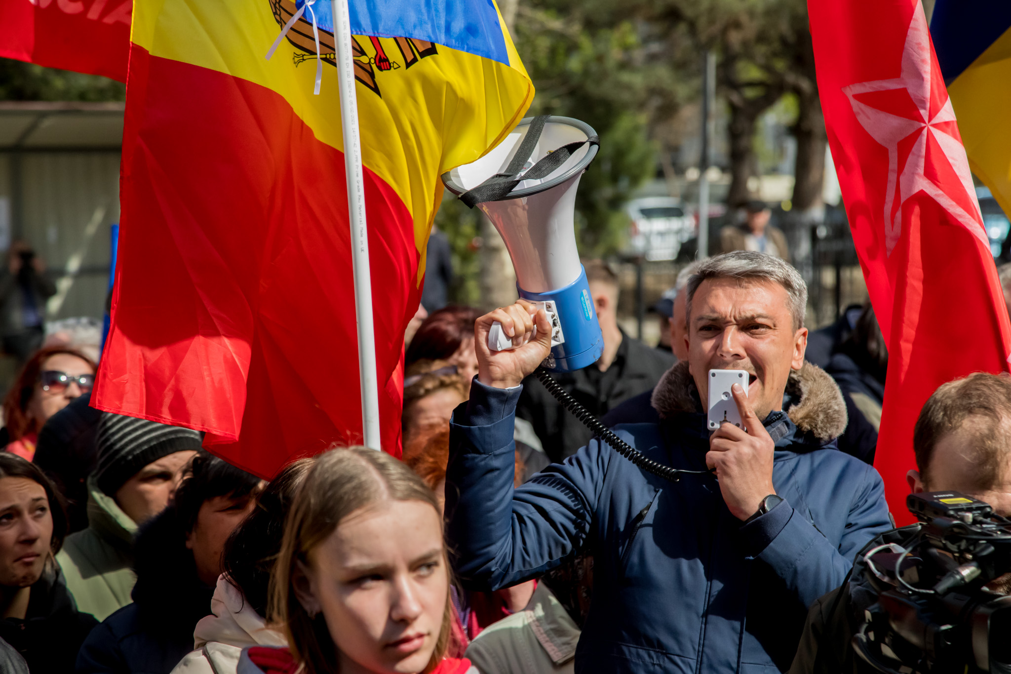 PROTEST ÎN CAHUL: PĂRINȚI ACUZĂ CONCILIUL RAIONAL DE INECHITATE FINANCIARĂ