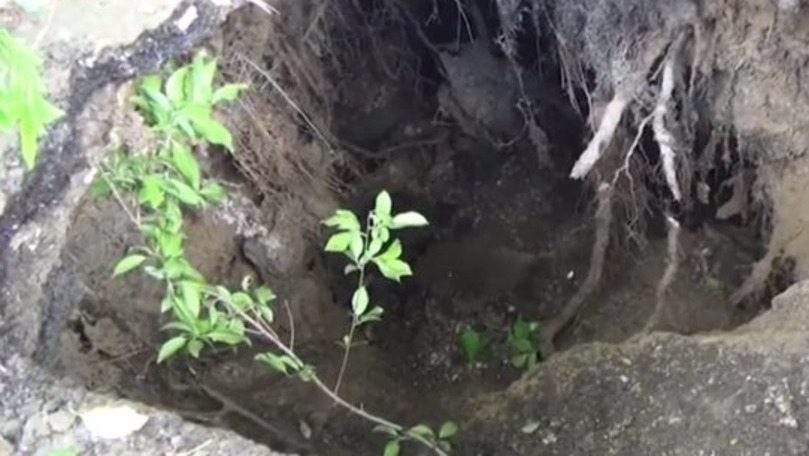 Incident periculos în Bălți: Mașină blocată într-o groapă apărută brusc