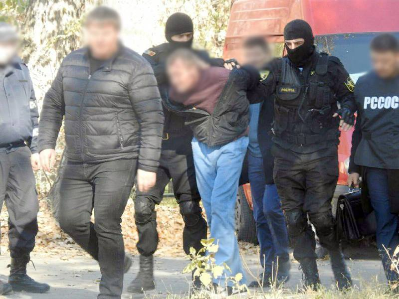 VIOLENȚĂ LA PROTESTELE DE LA COMRAT: 2 BĂRBATI AU FOST ARESTAȚI PENTRU AGRESIUNE ÎMPOTRIVA POLICIEI